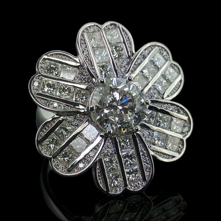 18ct Whtie Gold Floral Diamond Ring